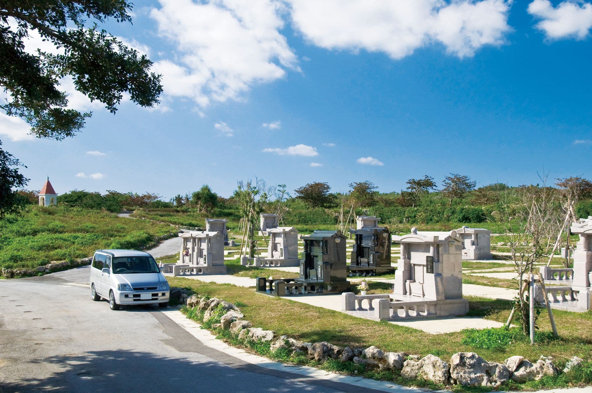 お墓の側まで車でいけます