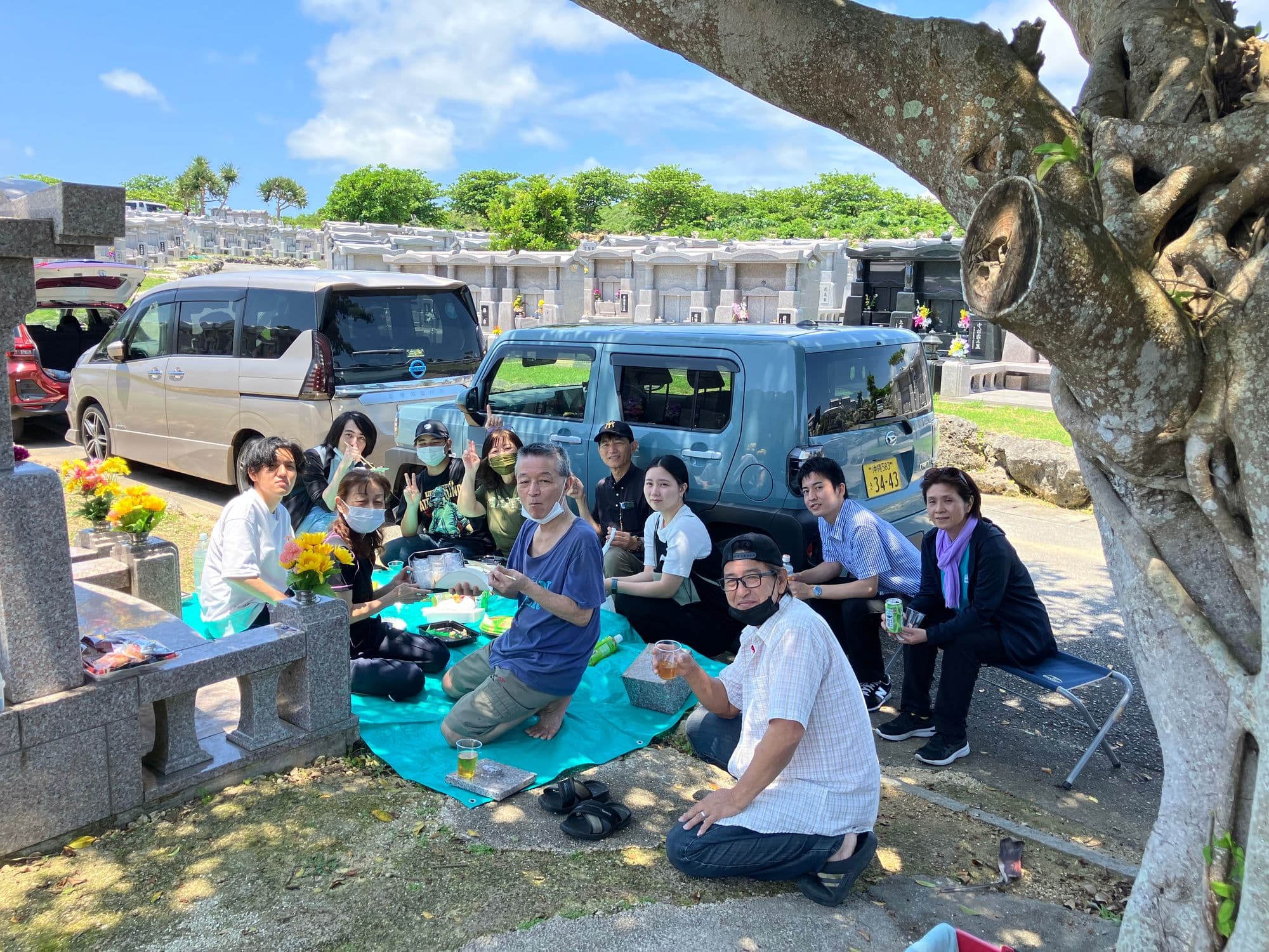清明祭 — お供え物を囲んで